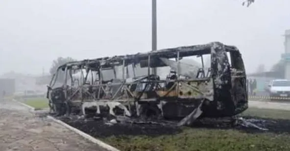 Ônibus foi incendiado na madrugada desta sexta-feira (03/06) - Foto: Portal Cantu/Catve