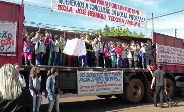 Pais, professores e alunos protestaram nesta sexta-feira (03/06), pedindo melhorias em escola municipal - Foto: CGN