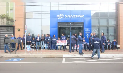
							Funcionários da Sanepar de Apucarana protestam por equiparação salarial
						
						