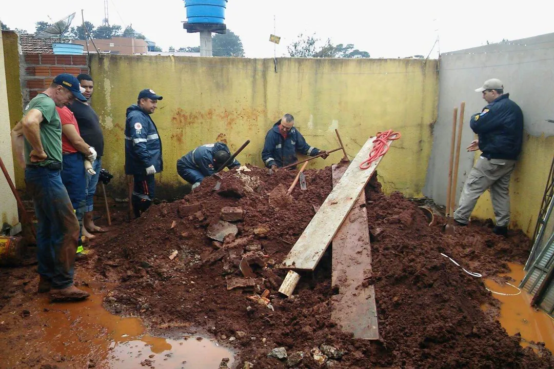 Corpo de Bombeiros está no local para resgatar a vítima - Foto: Sérgio Rodrigo