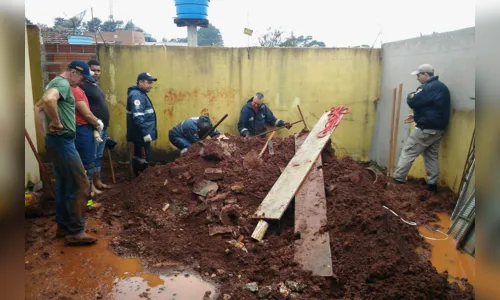 
							Bombeiros resgatam pedreiro soterrado em poço
						
						