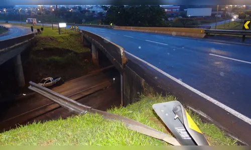 Carro despenca de viaduto e motorista fica gravemente ferido
