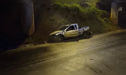 
							Carro despenca de viaduto e motorista fica gravemente ferido
						
						