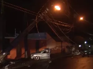 Carro colidiu violentamente contra um poste e partiu ao meio - Foto: Eliandro Piva/WhatsApp