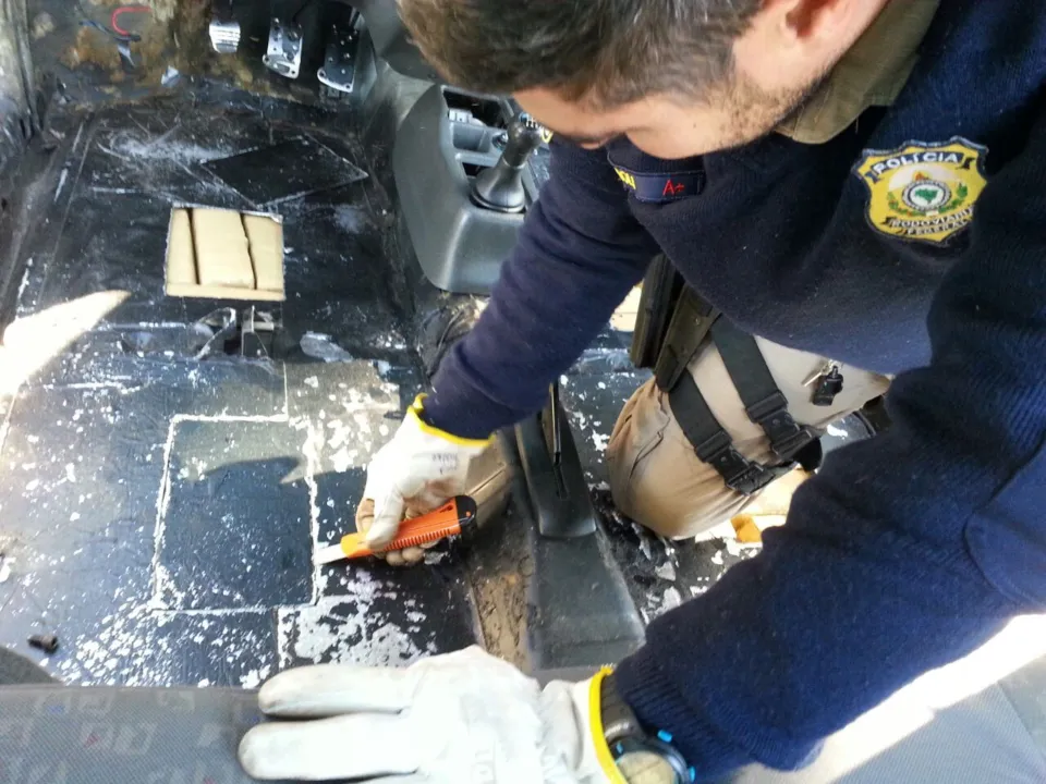 Entorpecentes foram encontrados em um fundo falso no assoalho de um VW Gol - Foto: PRF
