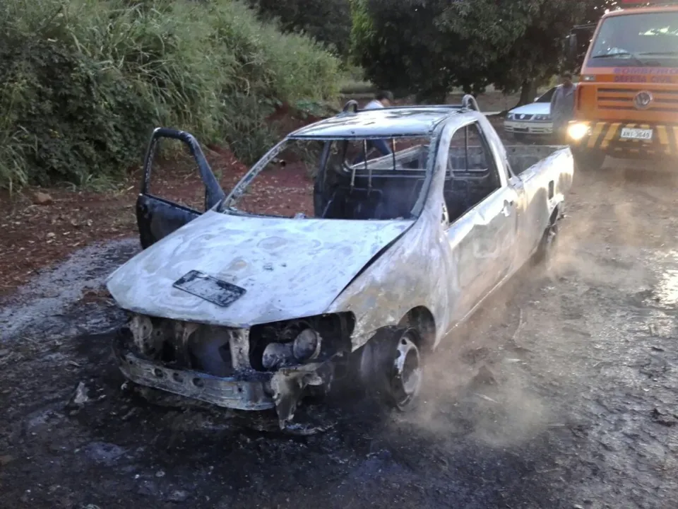 O automóvel ficou totalmente destruído pelo fogo (Foto: Reprodução/WhatsApp)