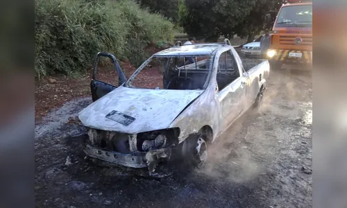 Veículo pega fogo em estrada rural e é destruído pelas chamas