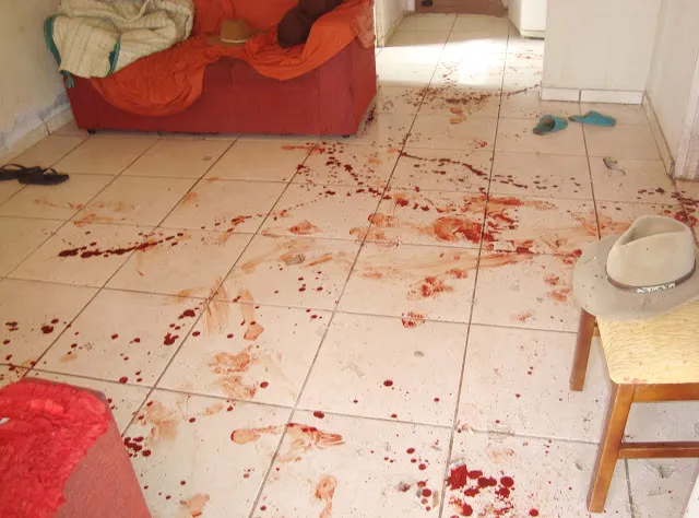 Havia muito sangue no local onde o corpo foi encontrado. Polícia suspeita de latrocínio - Foto: Blog do Berimbau
