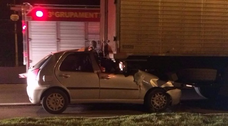 Por sorte o motorista do carro não sofreu ferimentos graves Foto: Ruan Piassa/Rede Massa)