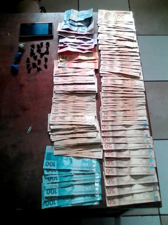 Na residência foi encontrado ainda quase R$ 10 mil em dinheiro o qual a jovem não sobre explicar a procedência (Foto: Divulgação/Polícia Civil)