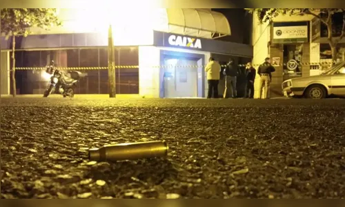 Quadrilha com fuzis incendeia agência bancária em Marialva