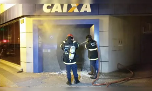 
							Quadrilha com fuzis incendeia agência bancária em Marialva
						
						