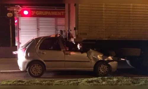 Carro entra debaixo de caminhão em acidente na PR-445 