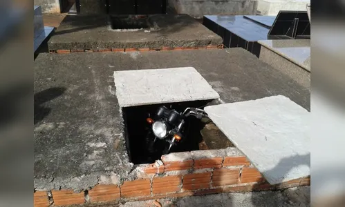 Motocicleta é encontrada escondida dentro de um túmulo