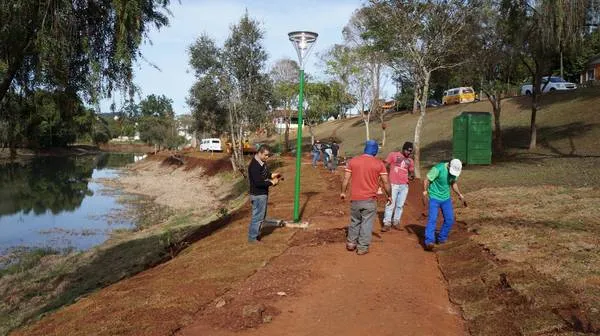 Na sexta-feira (10/06) servidores finalizaram o plantio da pista de caminhada - Foto: Ivan Maldonado/Tribuna do Norte