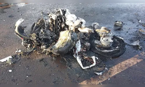 Motociclistas colidem contra caminhão e morrem, em Arapongas