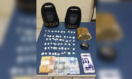 Moça é detida após ser flagrada com mais de 60 buchas de cocaína