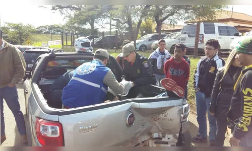 Motoqueiro bate contra Fiat/Strada e cai dentro da caçamba