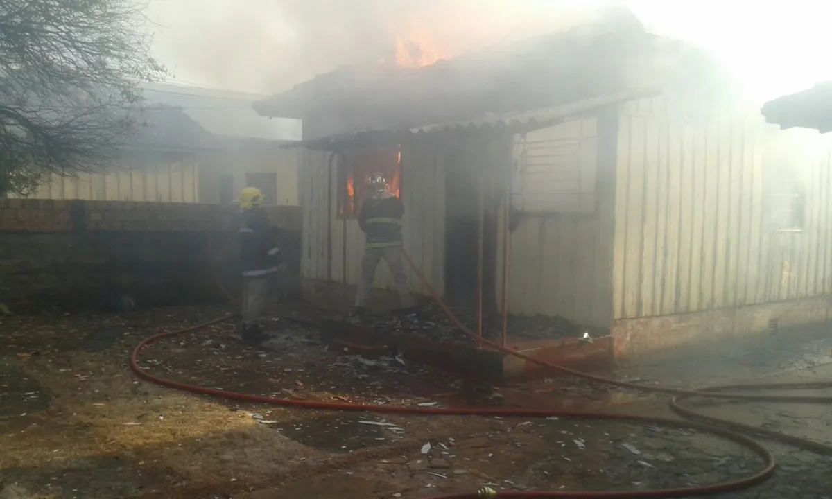 A casa que é de madeira foi consumida pelas chamas que causou enorme dano material (Foto: Reprodução/Jabá Lima)