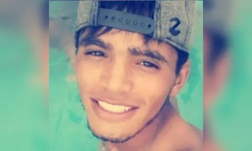 
							Rapaz morto em acidente de ônibus no PR levava aliança para pedir namorada em casamento
						
						