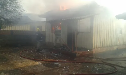 Incêndio destrói casa em Arapongas