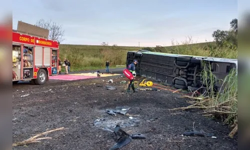Rapaz morto em acidente de ônibus no PR levava aliança para pedir namorada em casamento