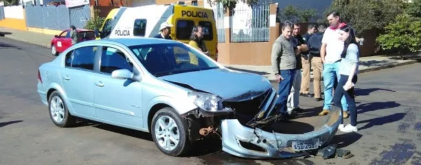 O veículo da Prefeitura de Manoel Ribas bateu contra um Chevrolet Vectra, de Ivaiporã. Foto: Sérgio Oliveira/Rádio Nova Era