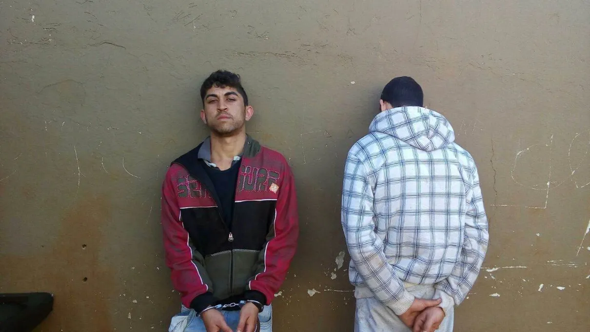 Um homem de 20 anos e um adolescente de 17 anos, moradores de Pitanga presos com maconha. Foto: Ivan Maldonado