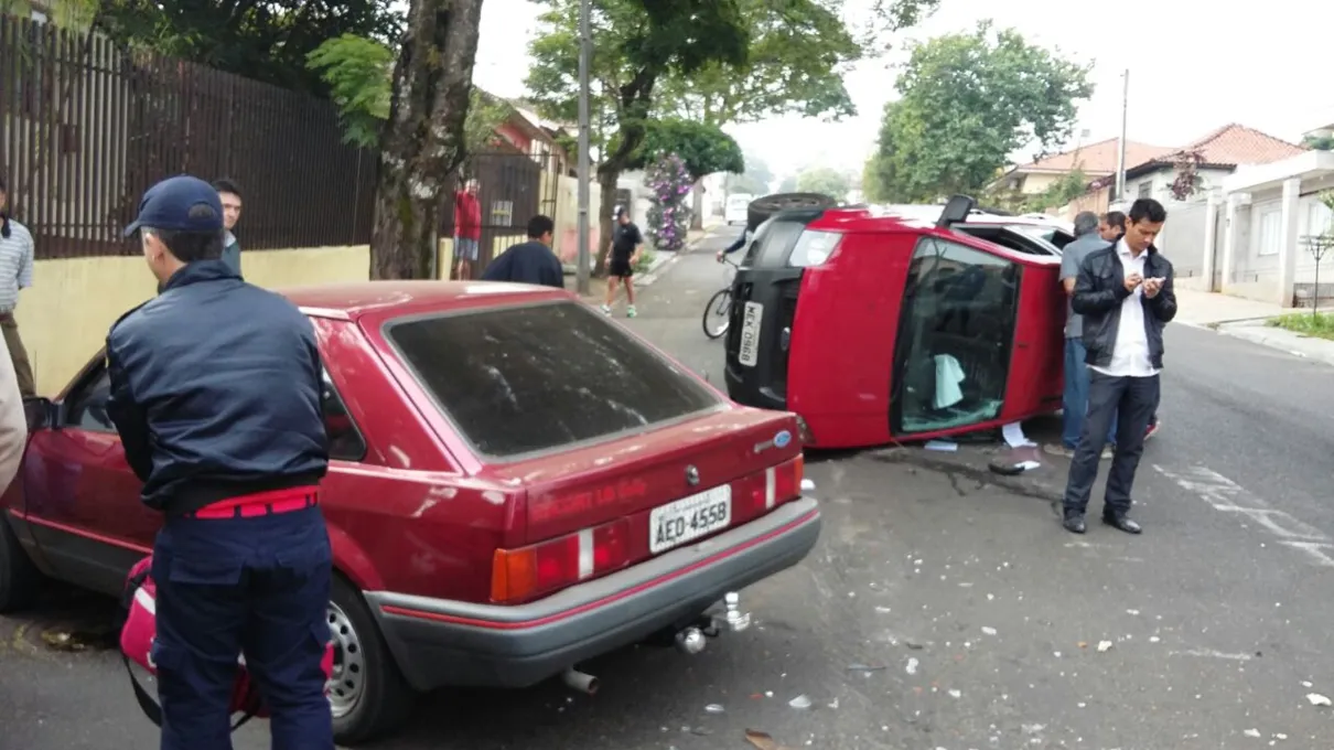 Dois veículos estariam envolvidos no acidente (Foto: WhatsApp/Marcos Maurício)
