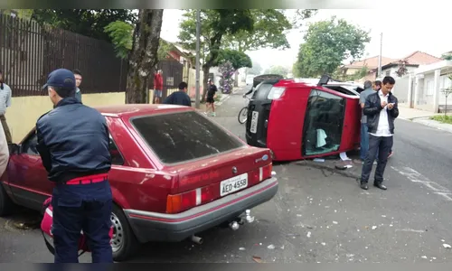 Carro capota no centro de Jandaia do Sul