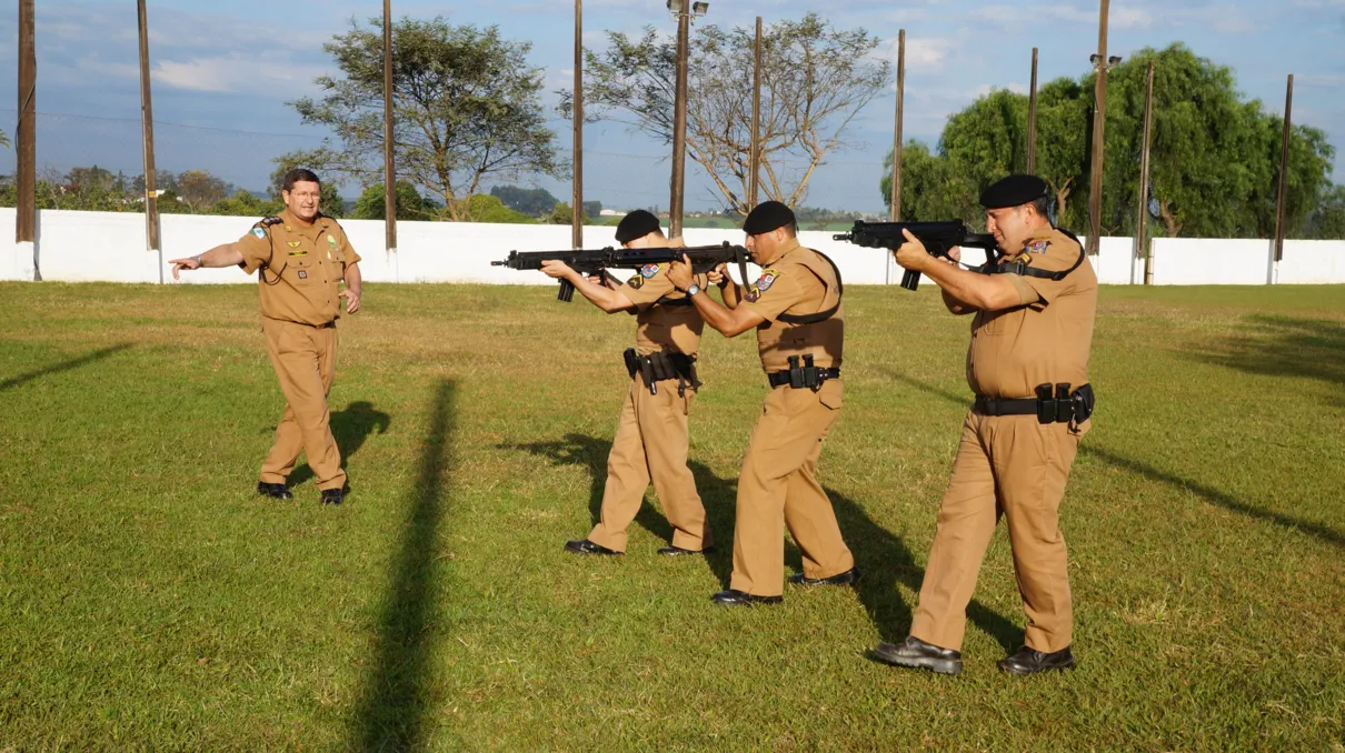 Major Sagati repassa instruções sobre utilização do armamento 3 - Foto: Ivan Maldonado