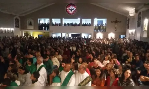 
							Centenas de fiéis acompanham missa de reinauguração da Par. São Francisco de Assis
						
						