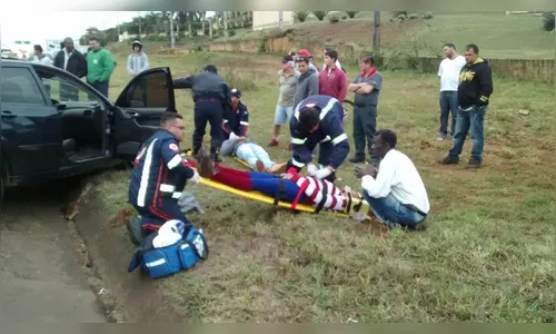 Duas pessoas ficam feridas após batida entre carro e caminhão em Jandaia do Sul