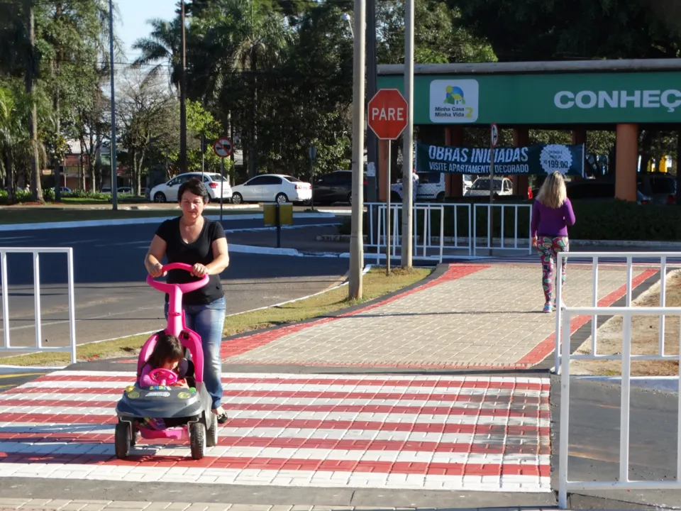 Travessia elevada trouxe segurança e acessibilidade aos pedestres (Foto: Prefeitura de Arapongas)
