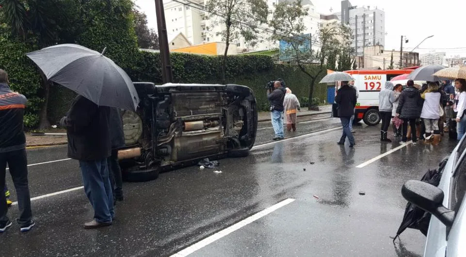 Carro bateu em outros três veículos e depois tombou no meio da rua. Foto: João Carlos Frigério