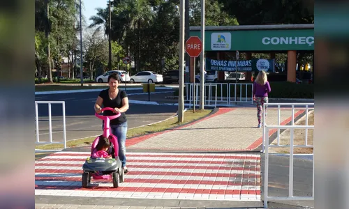 Travessia elevada garante segurança aos pedestres e cadeirantes na Rua Rouxinol