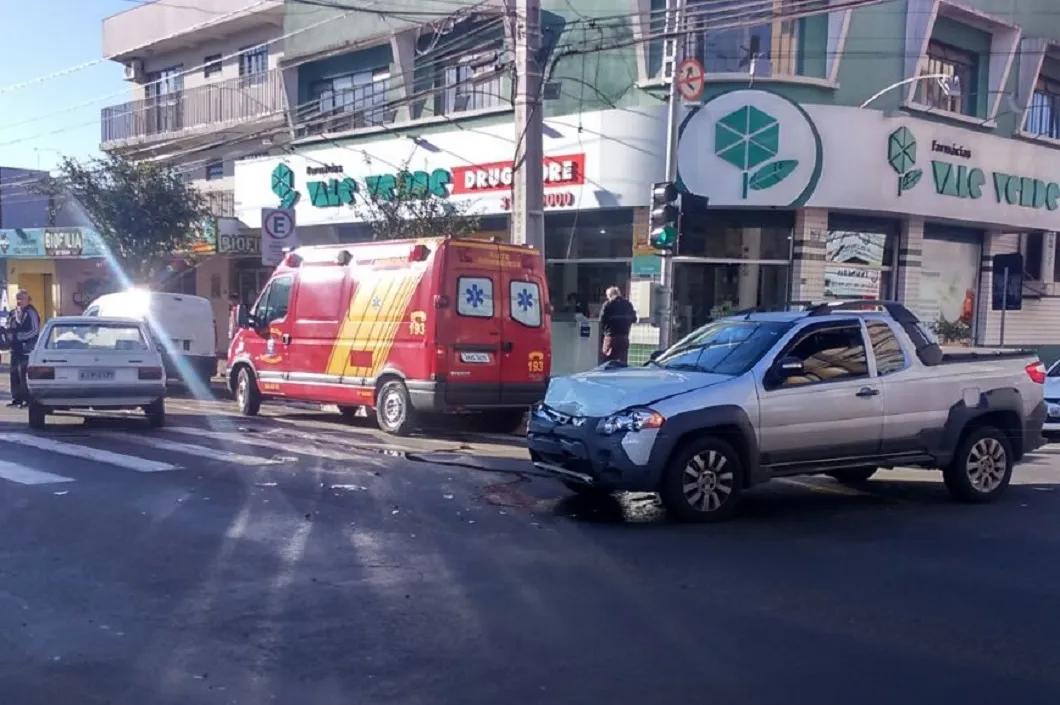 Acidente em Apucarana nesta sexta-feira (24) provocou danos materiais de média monta em dois veículos - Foto: Salu