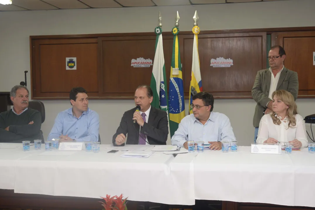 Ministro Ricardo Barros durante reunião com prefeitos em Apucarana - 
