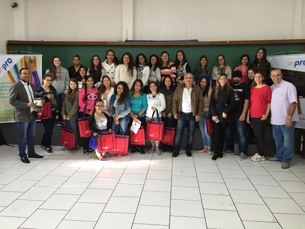 Participantes de oficina para educadores promovida neste sábado (25) no Colégio Cobra, em Apucarana, pelo SINPRO - Foto: TNONLINE