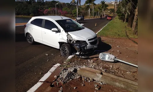 Carro dirigido por moça bate e derruba poste no Parque Jaboti  