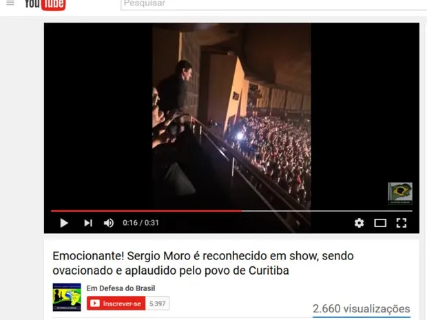 Juiz Sérgio Moro foi ovacionado pelo público durante show do Capital Inicial, em Curitiba, na noite de sábado (25) (Foto: Reprodução / YouTube)