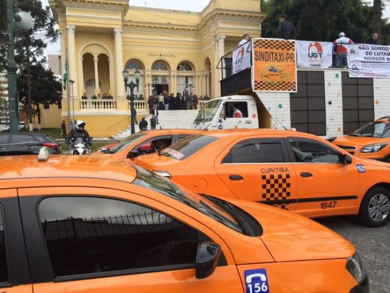 Taxistas e motoristas do Uber se encontraram em frente a Câmara de Vereadores. Foto: Banda B