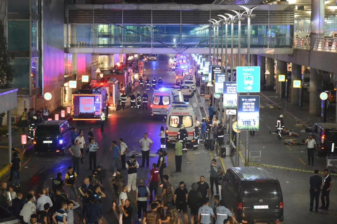 Pelo menos 36 pessoas morreram num triplo atentado suicida na noite de terça-feira no aeroporto internacional Ataturk, em Istambul - Foto: REUTERS/OSMAN ORSAL