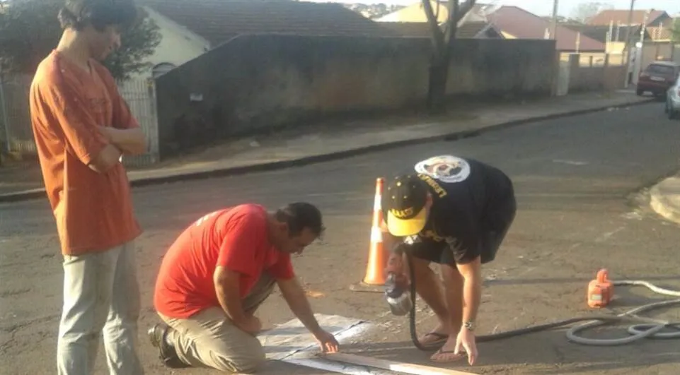 Moradores fizeram vaquinha para comprar tinta para sinalização de cruzamento perigoso (foto: Laís Cardoso/Rede Massa)