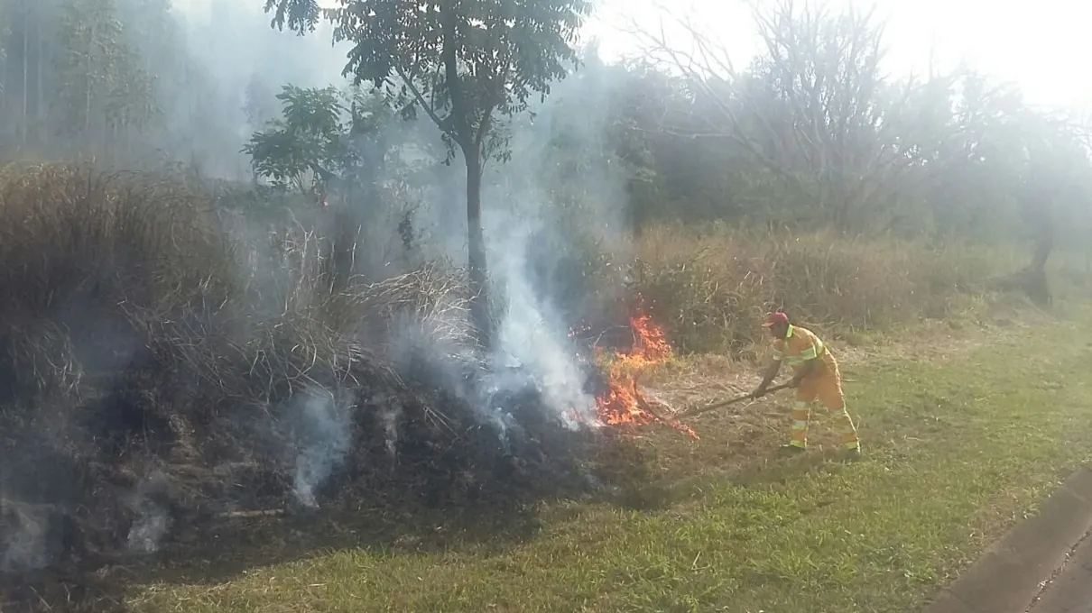 Um incêndio ambiental de proporções significativas exigiu mobilização do Corpo de Bombeiros de Apucarana -Imagem RTV/Canal 38