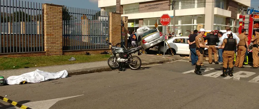 Carro atingiu motociclista que morreu no local. Em seguida colidiu com outro veículo e atropelou dois pedestres. Foto: BandaB
