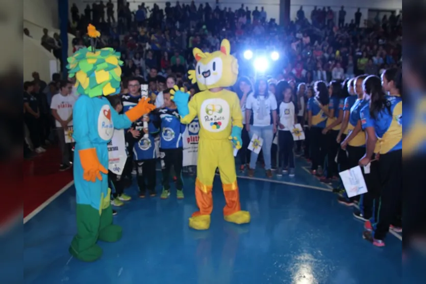  Os atletas da delegação de Apucarana  foram conduzidos pelos mascotes das olimpíadas. Foto: José Luiz Mendes 