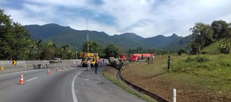 Trabalho de remoção de veículos envolvidos em acidente na BR-277: seis mortos - Foto: Divulgação/Polícia Rodoviária Federal