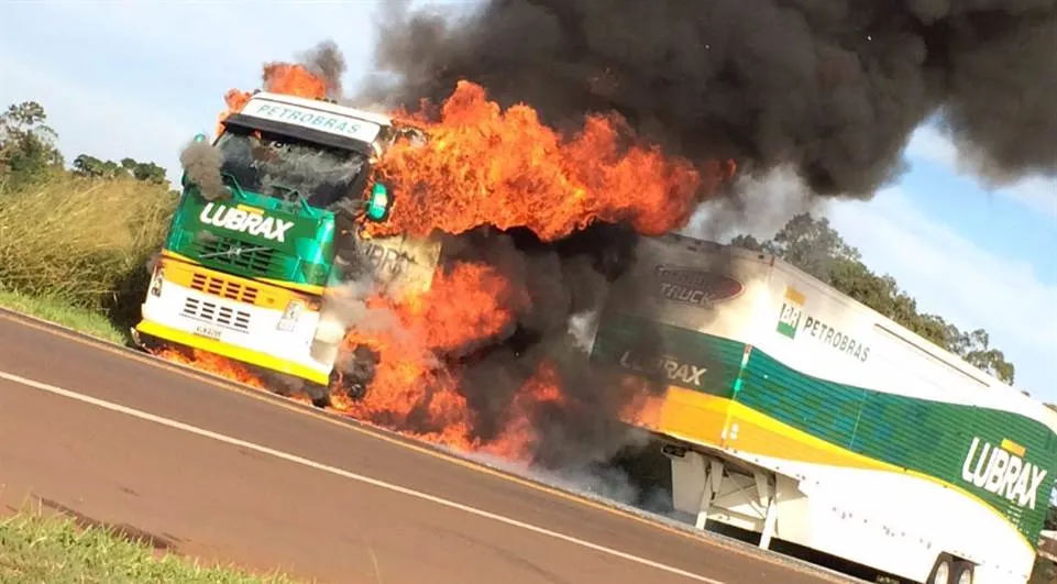 Incêndio destruiu cavalo mecânico de caminhão da Fórmula Truck no Paraná - Foto: Walter Lozano