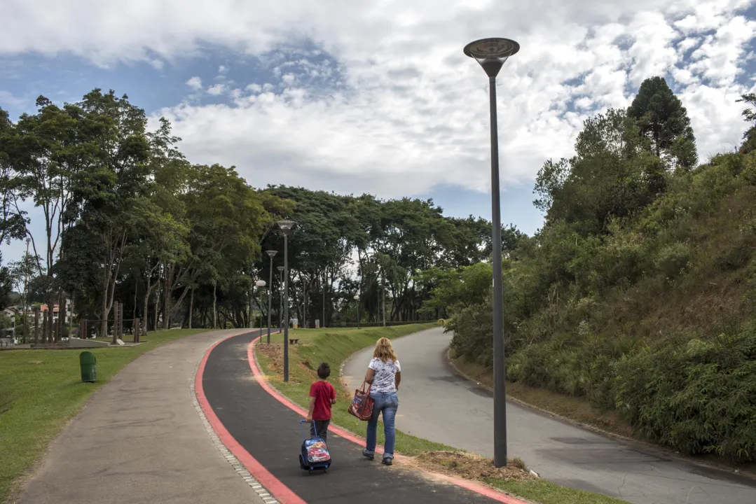 ​Pessoa que residem no bairro Uberaba, em Curitiba, estão revoltados com a ação de um homem chamado popularmente de ‘Peladão do Bosque’ - Foto: Maurilio Cheli/SMCS